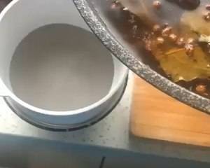 把所有的调料洗净,加水,烧开熬半小时过滤,凉透备用,调料水是凉皮的