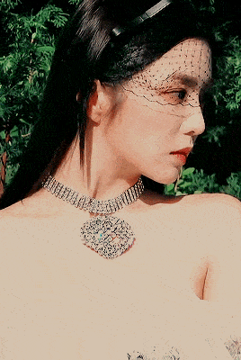 不是说她们五官气质有多么相近,而是她们天然有一种大美女的气质,不