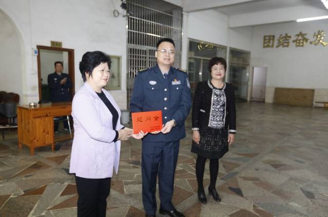 阳春市人大常委会主任余秀坤,市委常委 宣传部长陆雪带领市慰问组莅临