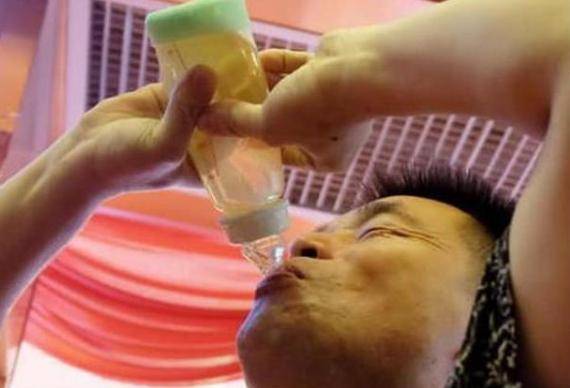 为了避免浪费,多余的母乳可以给丈夫喝?男网友:夫妻怕