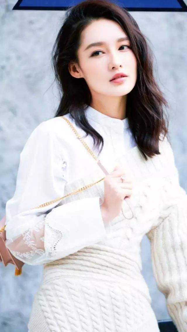 李沁美得不得了,绿色透视裙太好看