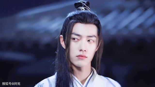 肖战在剧中扮演不被 世俗所枷锁的魏无羡,鬼气在世上本无善恶之分