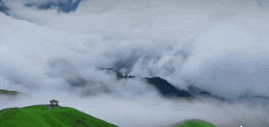 在江西武功山,可以看到漫天繁星,这里的星空最干净,夜空静谧而璀璨.