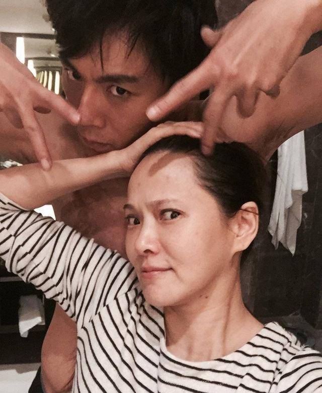 秦昊为庆祝结婚四周年,晒一大波伊能静素颜无修图,暴露直男属性