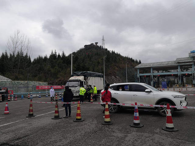 故障小货车2月4日下午,贵州安顺安顺关岭收费站班长对讲机突然响起