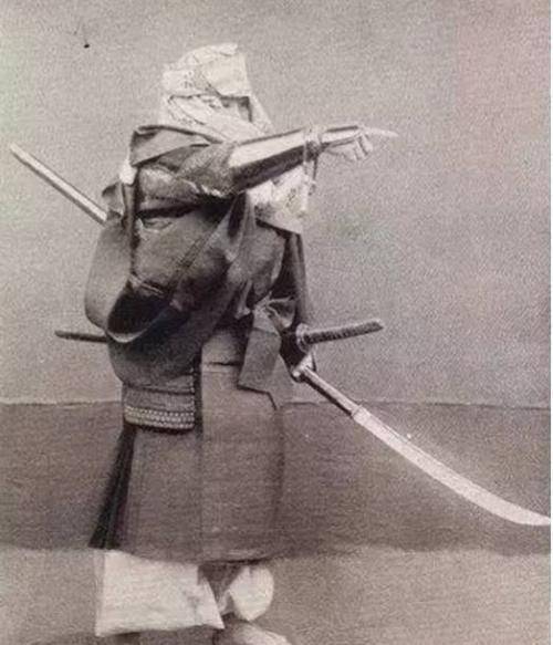 日本古代的特色武士刀——剃刀,是一种类似中国关刀外形的武器