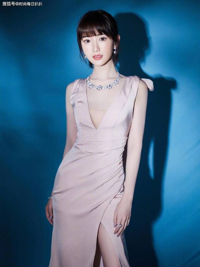 原创身材1米63的毛晓彤,穿高开叉礼服太惹眼了,这身材也太火辣了吧