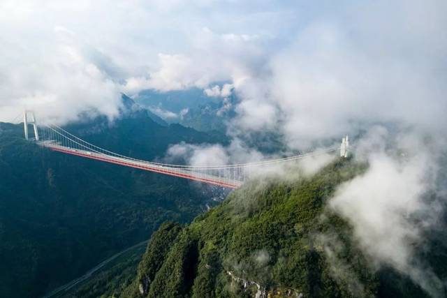 中国十大最美公路,穿山跨湖,盘山迷宫,腾云驾雾…惊险又绝美!