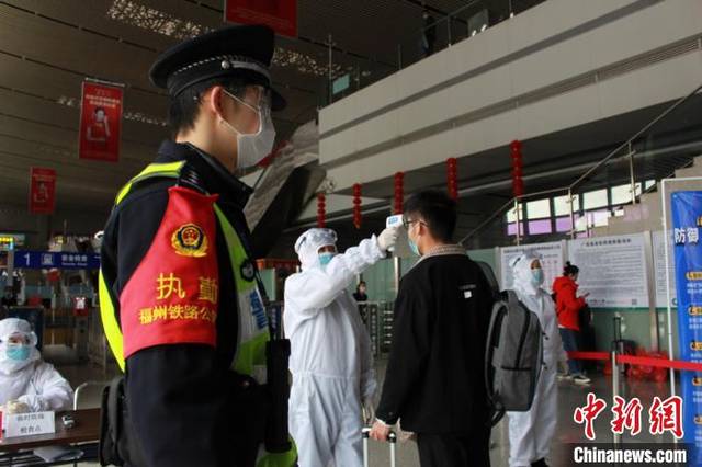 直击抗疫一线人物:医警伉俪,共抗时疫_手机搜狐网