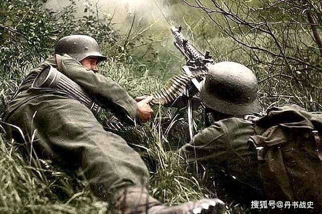 在二战后期德军还计划在每个步兵班里改一两名士兵携带stg-44突击步枪