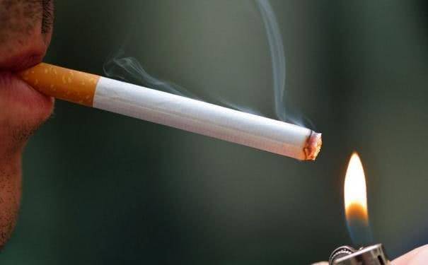 长期抽烟的人,点烟前谨记三个字,不用戒烟,也能让肺舒服一些