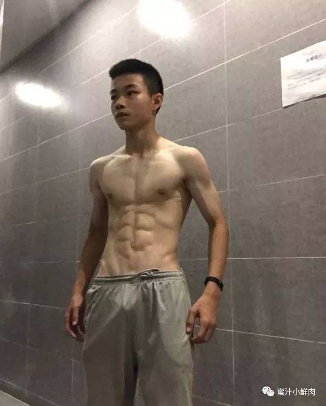 健身房更衣室秀肌肉的中学男孩子,腹肌算可以吗