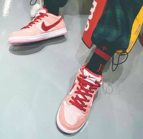 nike 最新sb dunk情人节特定款,2月8日上市,赶快叫你代购抢购哦!