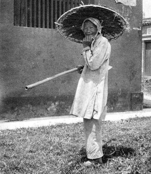 1920-1930年的中国:野草充饥的老妇,骨瘦如柴的小孩!