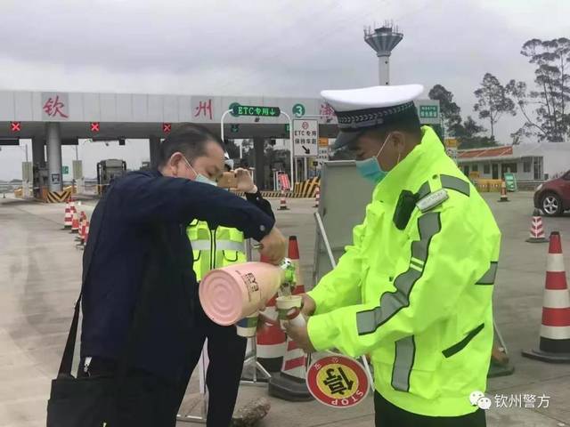 疫情面前,警察不退!可这些广西人的举动,让警察们泪目