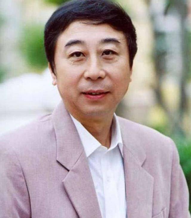 冯巩为何缺席今年央视春晚舞台他本人亲自道出原因,令人泪目!