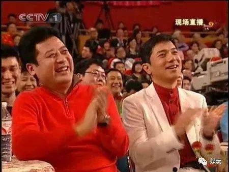 这几年的春晚,圆桌又回归了,不过坐在前排的不再是商界名流.