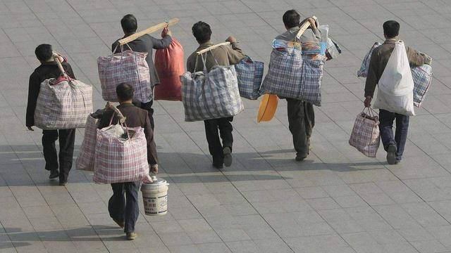 每到春节,我们都可以看到很多农民工背着大大小小的行李踏上外出打工