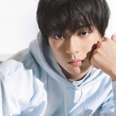 01 新田真剑佑 真剑佑,出生于美国洛杉矶,日本男演员.