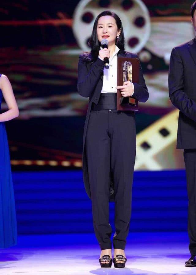 咏梅难得晒美照,打扮年轻包装的好,真实颜值衰老的很!