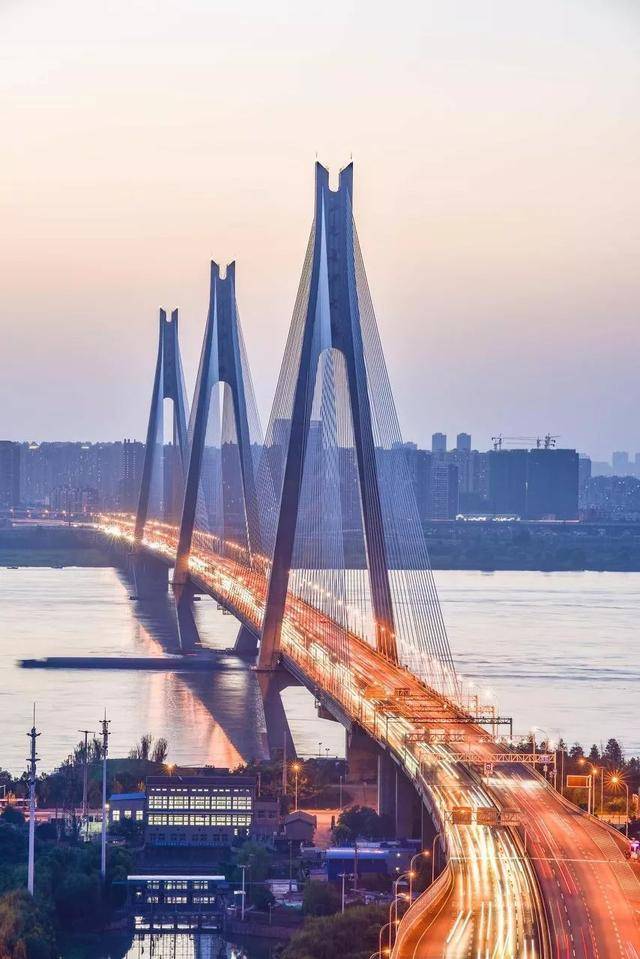 传 武汉市历史悠久 三国时期 在武昌和汉阳筑有江夏和却月古城 唐代