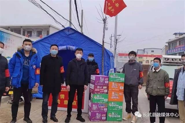 地掌村村民郭宏儒为村上捐赠方便面10箱.