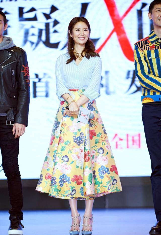 原创林心如真敢穿,衬衫不系扣,直接内搭肉色打底衫,这穿搭过于性感