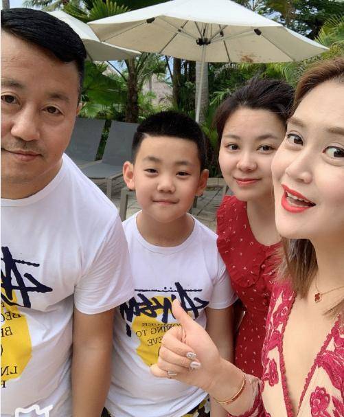 "王长贵"与娇妻罕见同框,年龄相差19岁,儿子的颜值随了老妈
