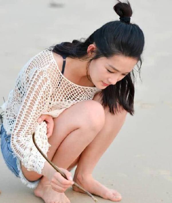 有一种开放叫李沁穿超短裤,光顾着和大勋聊天,蹲下后才发现不妥