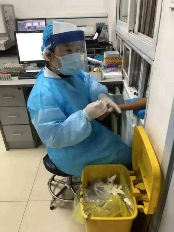 渭南市中心医院护理人员卸下防护的样子.