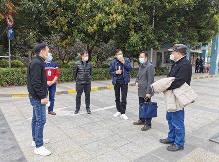 杏坛镇党委副书记黄家慈,教育局常务副局长吕举良代表杏坛镇教育局