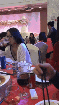 原创搞笑gif图:妹子,婚宴当中你对我放电,我可不能当做没发生过