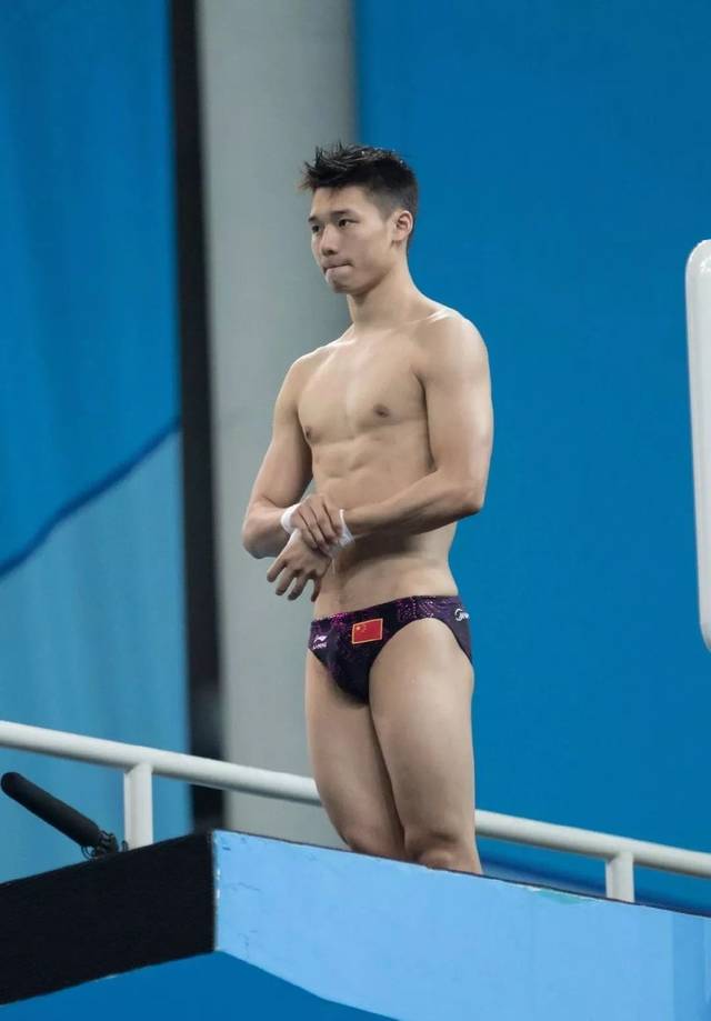 幸运的是 跳水运动员的泳裤还不需要那么长 图案设计相对也轻松容易