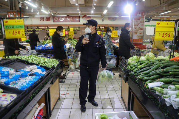 2020年2月7日,家中物资告急,燕占飞按照妻子发来的采购清单到超市采购