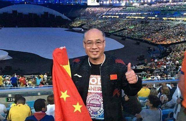 体操运动员李宁现状,上百亿身家,56岁满头白发,妻子仍