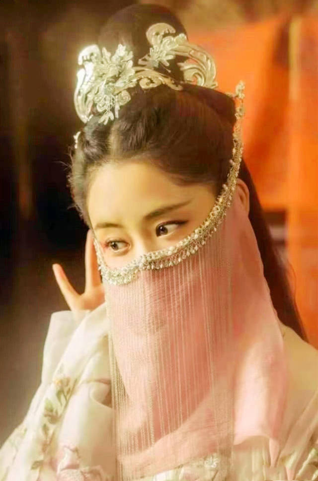 小花杨超越的高颜值在步摇的点缀下更惊艳了网友,让观众看到她的无限