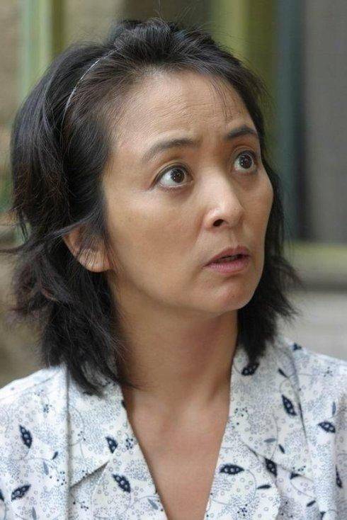 原创金牌女配角李勤勤,3次婚姻远嫁国外,如今57岁越活越美却再难红