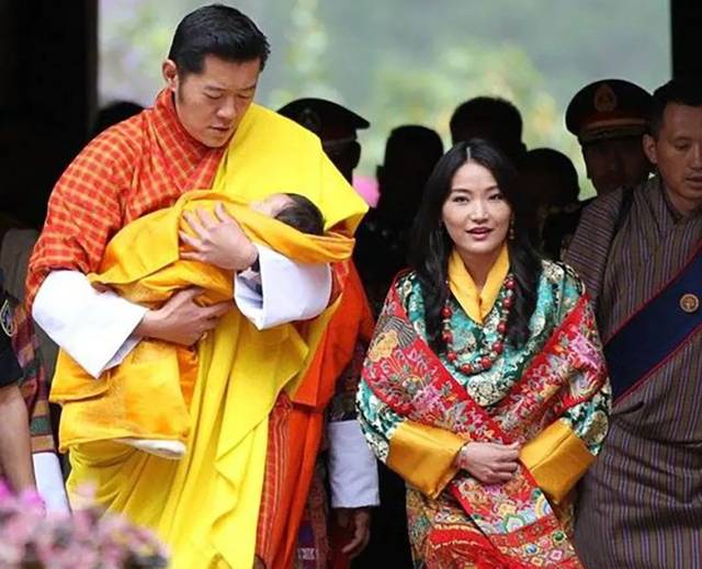 40岁不丹国王疼爱娇妻,主动承担照顾儿子的重任,佩玛王后好幸福