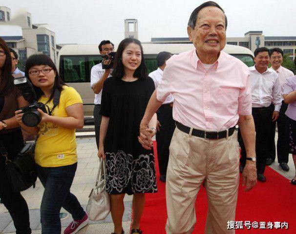 原创翁帆杨振宁近况!14年如一日十指相扣,她这个细节让黑粉闭嘴了