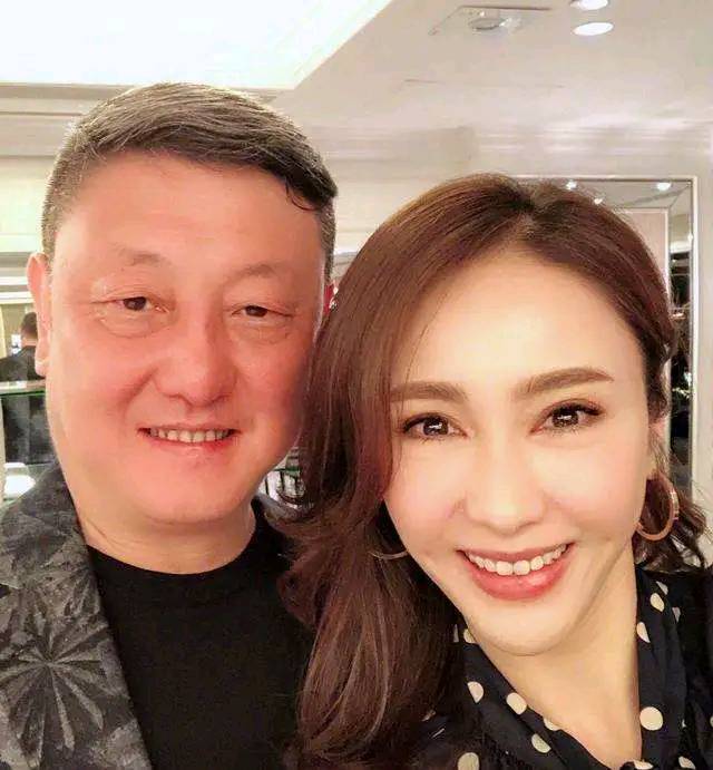 韩磊娇妻首曝光,小10岁老婆气质优雅,如今儿女双全成人生赢家