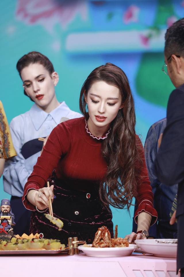 吉娜参加《天天向上》 与天天兄弟上演"腰围vs头围"之争