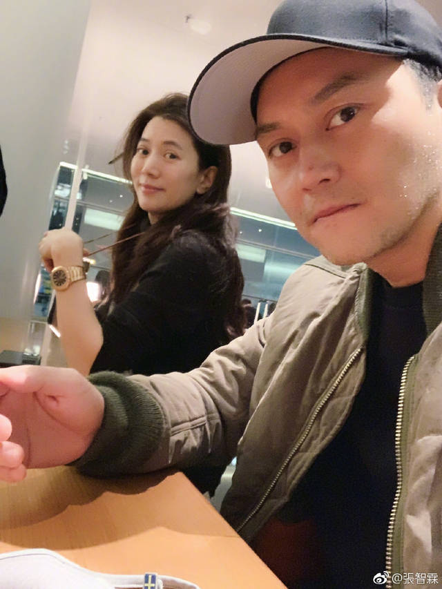 现在张智霖夫妇的孩子魔童也已经十多岁了,一家三口的合影也是非常