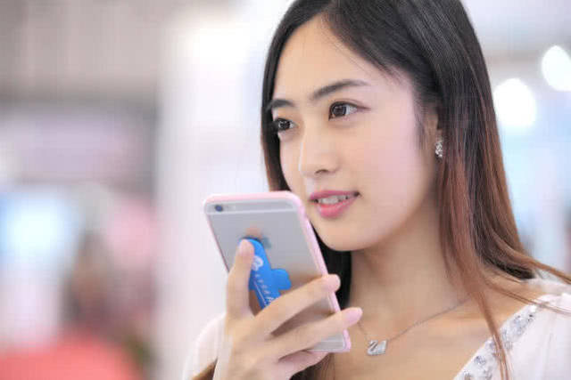 另外,作为智能机的开拓者,iphone手机也因此而推高了其品牌价值,即使