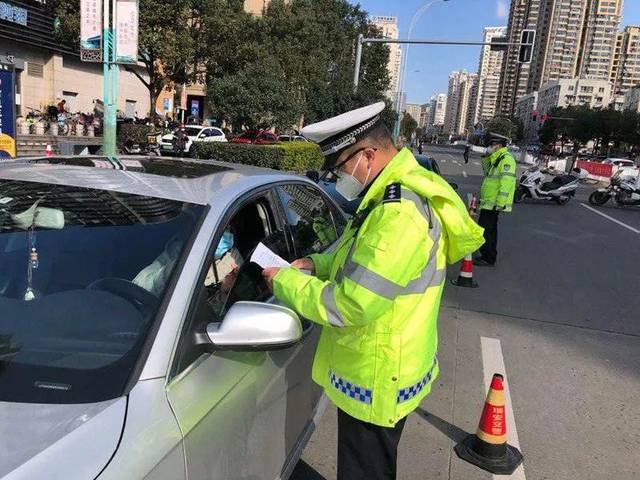 瑞安交警设卡检查违规上路车辆,处罚!