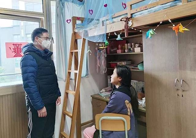 蒋老师帮学生购买生活物资 蒋飞斐老师是上海市崇明中学新疆部高一