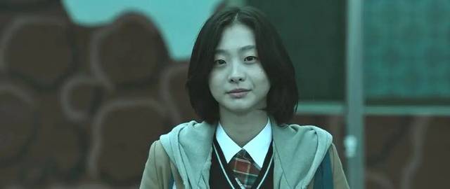 女主由金多美饰演,这位95年的妹子因出演《魔女》而被大家熟知.