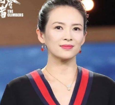 章子怡也晒出了满月照片,出于对孩子的保护,她并没有晒出正脸照,只是