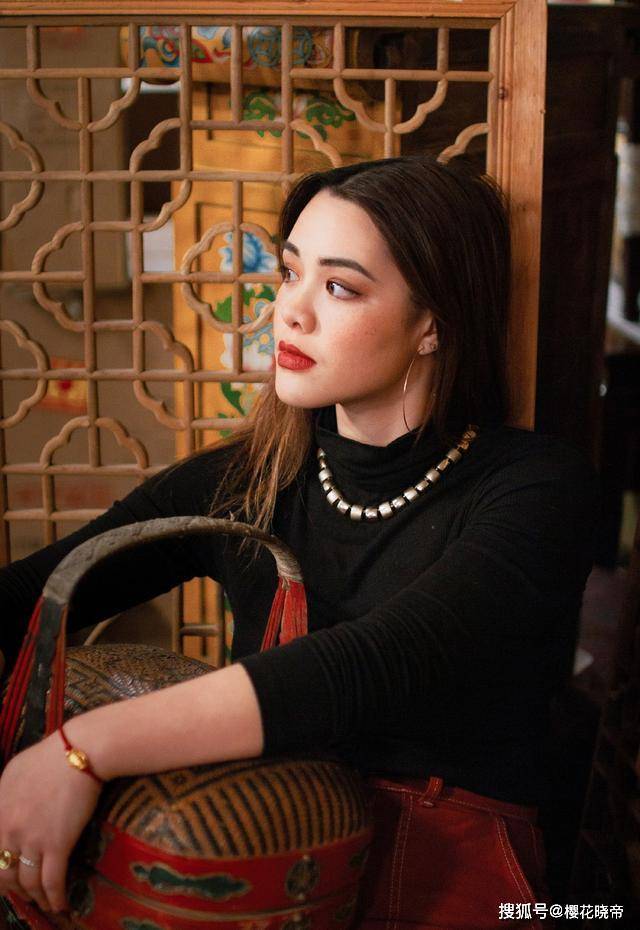 她是钟丽缇大女儿,今穿黑色紧身上衣戴细圈耳环,浓眉大眼太美了