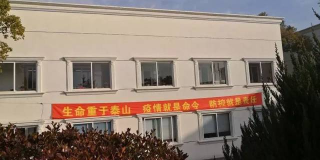 厂区内宣传标语简要醒目.
