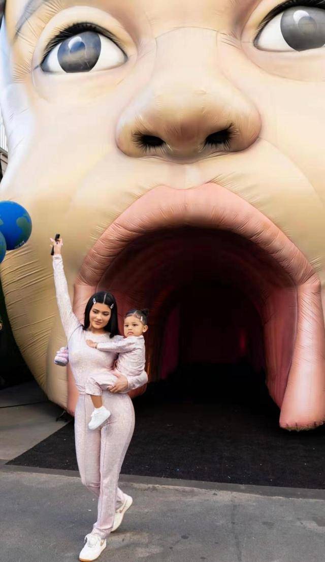 kyliejenner孩子,kyliejenner凯莉 超模kyliejenner为女儿stormi举办盛大生日party肯豆也来捧场